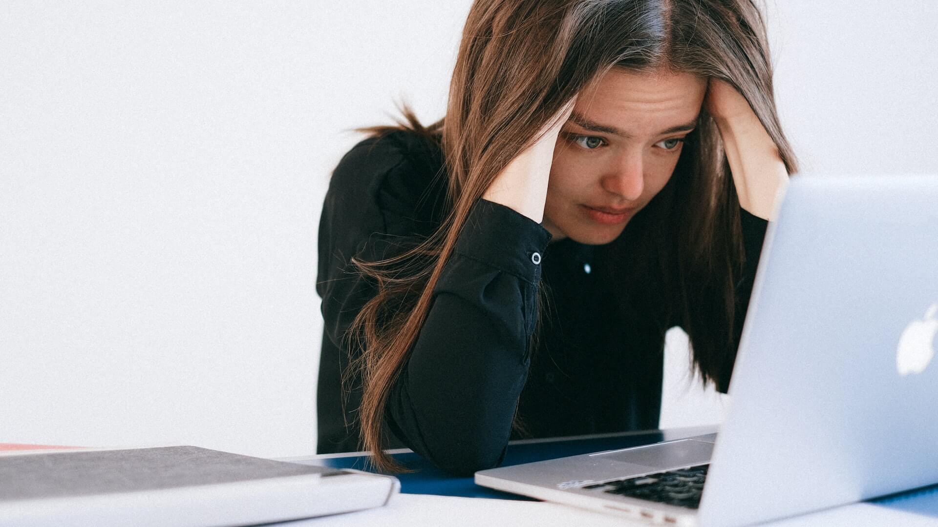 4 Signs a Person is Hurt by the Workplace